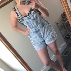 Distressed Short Overalls | F21